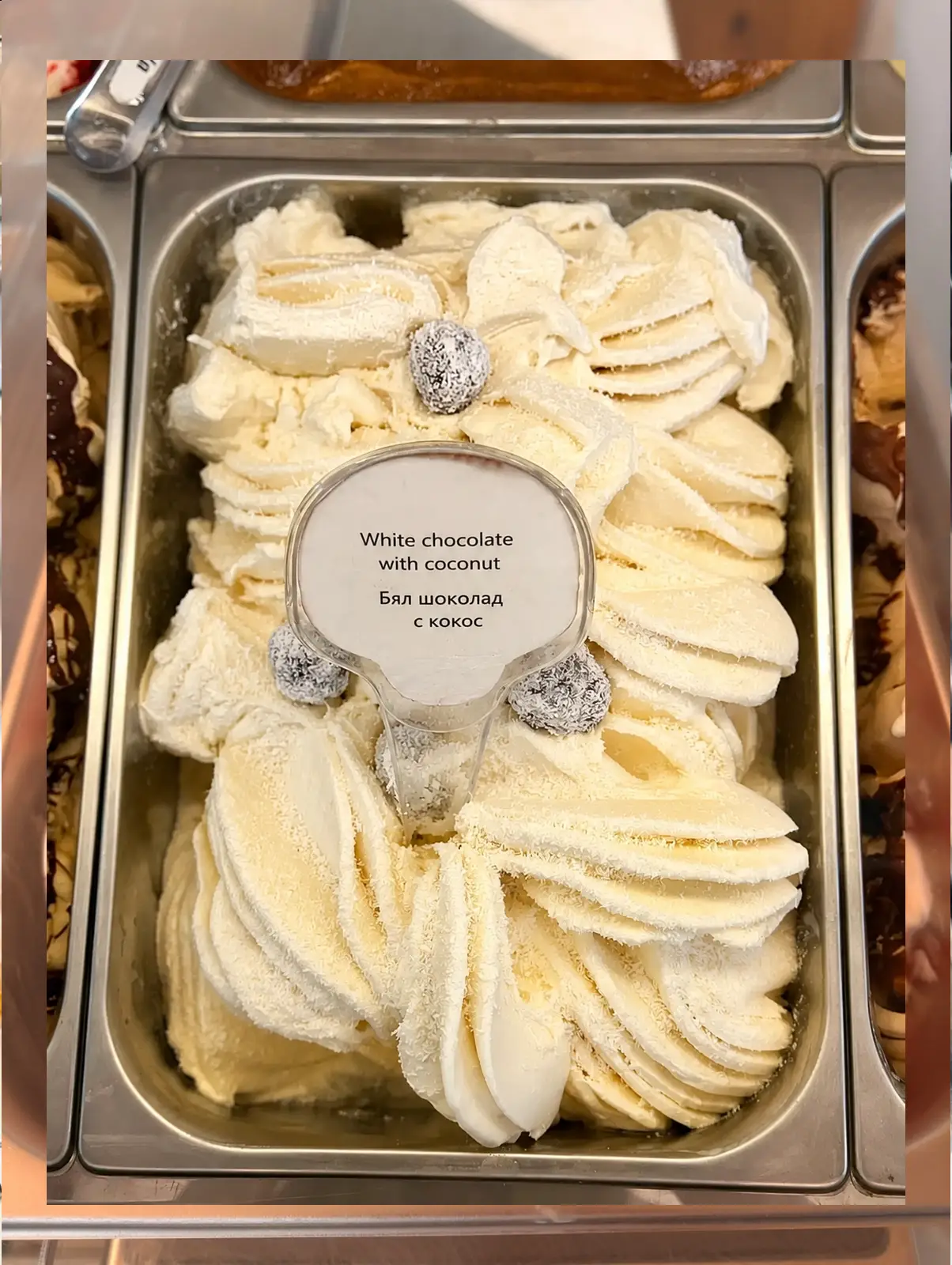 Джелато с бял шоколад и кокос във витрината на Ravik Gelato